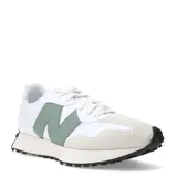 Championes urbanos New Balance modelo 327, con diseño inspirado en el estilo retro de los años 70. Presentan una base blanca con detalles en verde menta y refuerzos de gamuza en tono beige. Incluyen el logo 'N' característico en el lateral, entresuela de EVA para mayor amortiguación y suela de goma con tacos.