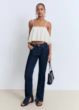 Top blanco de punto fino con diseño de volantes y tirantes finos.