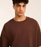 Remera de algodón con cuello redondo y mangas cortas, de corte overboxy holgado y diseño liso.