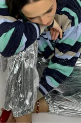 Pantalón parachute plateado con elástico en la cintura y tobillos.