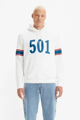 Buzo hoodie blanco de Levi's con el número 501 estampado en azul en el frente y bandas horizontales rojas y azules en las mangas.
