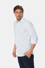 Camisa de manga larga con rayas verticales color beige y blanco, corte slim fit y botones personalizados.