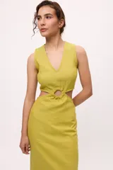 Vestido azul con corte midi, sin mangas y escote en V. Presenta un corte a la altura de la cintura con abertura circular.