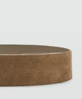 Cinturón ancho de gamuza en color marrón con diseño envolvente y cierre frontal.