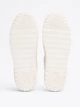 Zapatillas Tommy Hilfiger de corte bajo, color blanco con detalles en plateado en el talón. Confeccionadas en piel, con interior de poliéster y suela de goma. Presentan el logo de la marca en el lateral y en relieve en el talón.