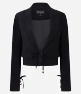 Blazer corto de sastre de la marca Cortelle, color negro, confeccionado en poliéster. Cuenta con cuello con solapa, mangas largas con amarre en los puños, bolsillos delanteros y cierre frontal por cordón ajustable con punteras metálicas.