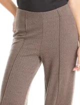 Pantalón de corte wide leg con diseño de espiga, tiro alto y pretina elástica interna. Presenta costuras verticales pespunteadas en el frente y en la parte trasera de cada pierna.