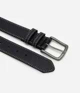 Cinturón masculino de material sintético con textura granulada, hebilla cuadrada metálica en tono envejecido y detalle de doble costura contrastante en color blanco.