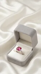 Anillo de plata con cristal cuadrado fucsia facetado y engaste con circonias en la banda.
