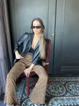 Pantalón palazzo de animal print color óxido, con cintura elastizada.