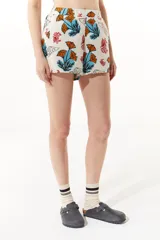 Short de lino estampado con flores y aves. Cuenta con calce holgado, elástico en cintura trasera y bolsillos laterales.