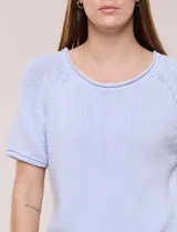 Buzo tejido de punto jersey de algodón color beige, de diseño relajado, escote redondo amplio y mangas cortas raglán.