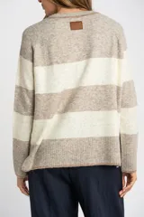 Sweater de punto con diseño de rayas horizontales anchas en color bordó y beige. Presenta cuello redondo con detalle de lurex, mangas largas y puños y ruedo acanalados.