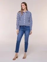 Camisa crop de manga larga con diseño de rayas verticales verdes y blancas, cuello camisero clásico y cierre frontal de botones.
