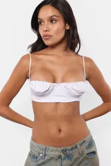 Top tipo bralette blanco de microfibra pesada, con escote balconette y frunce en la parte superior de las copas. Las copas están forradas con paso de aro interno y tiene breteles regulables embutidos.