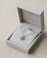 Collar de plata 925 con cadena fina y dije geométrico en forma de flor o estrella, engastado con pequeñas circonias brillantes.