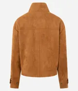 Campera oversized de gamuza sintética color tostado, con cuello alto estructurado, cierre frontal, mangas largas y dos bolsillos delanteros con tapa.