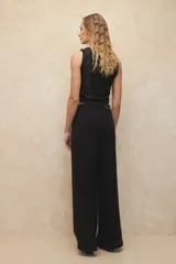 Pantalón de lino color verde oliva, de tiro alto y corte holgado.