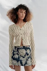 Falda pantalón corta de color azul marino con diseño bordado de flores en hilo crudo, forro interior y cierre lateral con cremallera oculta.