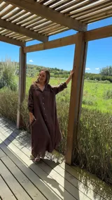 Vestido camisero amplio y largo color marrón chocolate, fabricado en Italia, con botones de nácar, cuello camisero y bolsillos laterales.