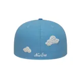 Gorra New Era modelo 59Fifty de visera plana, color celeste. Presenta un diseño bordado con las letras "NE" en blanco en el panel frontal y detalles de nubes bordadas con aplicaciones de perlas sintéticas. Incluye el logo de la marca bordado en el lateral izquierdo.