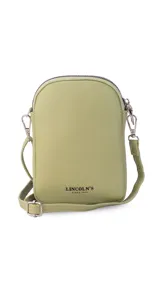 Bandolera pequeña tipo porta celular, color verde claro, confeccionada en cuero sintético. Cuenta con cierre principal, bolsillo frontal con tapa y broche a presión, y correa ajustable extraíble.