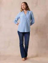 Blusa celeste de lyocell con cuello con solapa, escote en V y cierre con botones. Tiene un bolsillo en el pecho, mangas 3/4 con puño y botón.