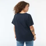 Camiseta básica de manga corta en color azul marino, con cuello en pico y corte holgado.