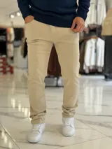 Pantalón de jean color beige, de corte recto y tiro estándar.