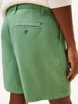 Bermuda tipo chino de corte regular, confeccionada en algodón elástico con tecnología StayFresh. Presenta cierre de cremallera con botón, bolsillos laterales y bolsillos traseros de ojal con botón.