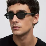 Lentes de sol con montura rectangular de diseño clásico y minimalista en color negro. Cuentan con lentes polarizadas oscuras con protección UV400.