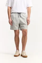 Short de baño clásico de largo corto color gris, con cintura elástica y cordón ajustable bicolor. Cuenta con bolsillos laterales y uno trasero.