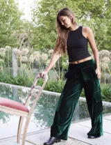 Pantalón cargo de terciopelo verde oscuro, de corte holgado, cintura elástica y bolsillos con solapa en la parte trasera. Cuenta con detalle de bordado rojo en la parte superior.