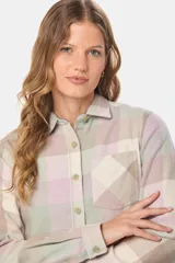 Camisa de viyela a cuadros en tonos pastel, con cuello clásico, cierre frontal de botones y bolsillo en el pecho.