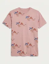 Remera de manga corta con cuello redondo, confeccionada en algodón con un estampado integral de motivos tropicales y volcánicos sobre un fondo rosado.