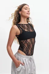 Body negro de encaje con escote recto, sin mangas y espalda descubierta.