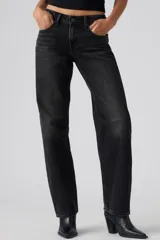 Jeans de corte recto y tiro bajo en color negro con efecto lavado, confeccionados en denim con diseño clásico de cinco bolsillos y cierre frontal con botón y cremallera.