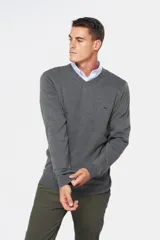 Buzo de tejido fino de hilo de algodón, color gris oscuro, con cuello en V y un pequeño logo bordado en el pecho.