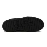 Championes urbanos Diadora modelo Bampu, color negro, de caña baja y cordones. Presentan una suela gruesa con textura acanalada en el borde.