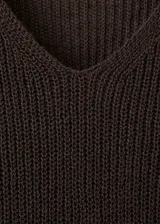 Chaleco de tejido de punto grueso color marrón, con diseño recto, cuello en V y mangas largas.
