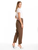 Pantalón de corte relajado con frente liso y cintura elástica en la parte posterior. Presenta una silueta fluida con pierna sutilmente entallada, bolsillos laterales diagonales y bolsillos traseros simulados.