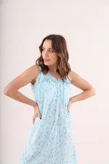 Camisón celeste con estampado floral, sin mangas y escote en V con frunces.