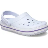 Zuecos Crocs modelo Crocband™ en color lila claro con plataforma blanca y una línea decorativa morada. Presentan el diseño clásico con orificios de ventilación y tira trasera ajustable.