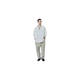 Camisa de manga larga Fear of God Essentials de corte oversize, color blanco, con cuello clásico, cierre frontal de botones, puños abotonados y dos bolsillos en el pecho con solapa.