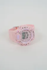 Reloj digital de estilo deportivo en color rosado, con caja resistente al agua y correa de silicona. Cuenta con funciones de cronómetro, luz y botones laterales para configuración.