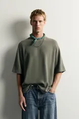 Camiseta relaxed fit de color verde militar, con cuello redondo y mangas ranglán cortas.