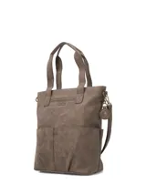 Cartera tote Hush Puppies modelo Denver de color marrón, confeccionada en material sintético con efecto gastado. Cuenta con doble asa de mano, correa ajustable y desmontable, dos bolsillos frontales externos y detalles de herrajes metálicos en tono bronce envejecido.