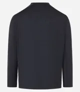 Remera deportiva de manga larga con cuello redondo, confeccionada en tejido técnico Dry Fit. Presenta un diseño liso en color negro con detalles reflectantes en los hombros.