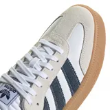 Championes adidas modelo Samba XLG, con diseño clásico de perfil bajo. Presentan una combinación de cuero blanco y detalles en denim oscuro en las icónicas tres tiras y el talón. Incluyen puntera de gamuza en tono claro y una distintiva suela de goma color caramelo con relieve.
