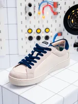 Championes urbanos de edición limitada inspirados en R2-D2, color beige con detalles en azul marino. Presentan aplique lateral con el diseño del droide, cordones azules y etiqueta de Star Wars en la lengüeta. Confeccionados en una combinación de cuero y descarne.